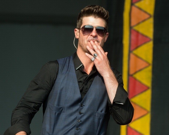Robin Thicke delivers a short but crowd-pleasing set on Jazz Fest day 2
