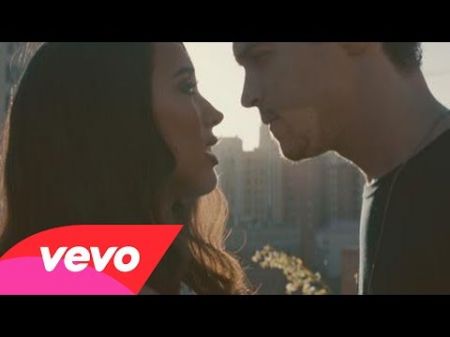 Alex and Sierra brighten up the city with love in 'Scarecrow' music video