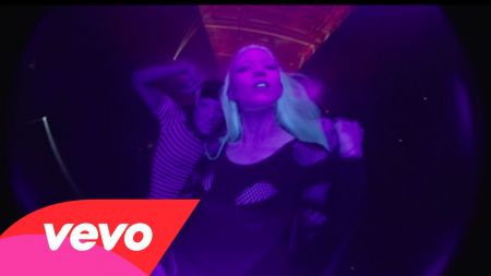 Grimes drops video for "Go"
