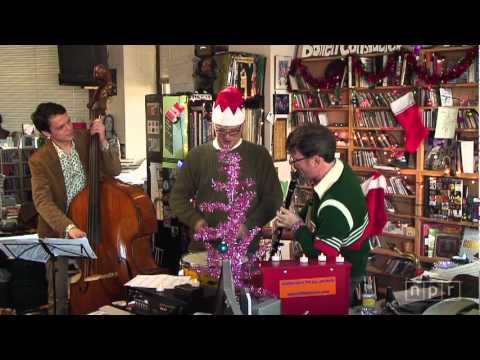 matt wilson christmas tree o puts festive back in matt wilson christmas tree o puts festive back in