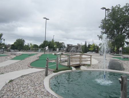 The Blackbird Falls putting course at The Marshes is an 18-hole, par 42 layout.
