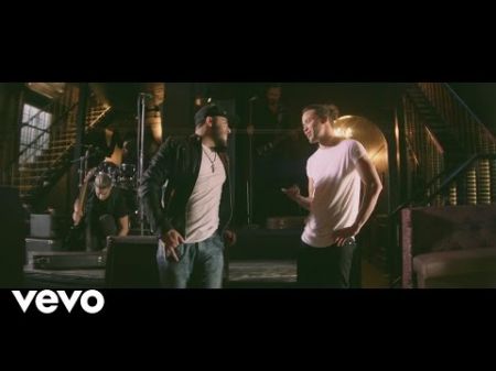 Prince Royce and Gerardo Ortiz perform in a bar in 'Moneda' music video